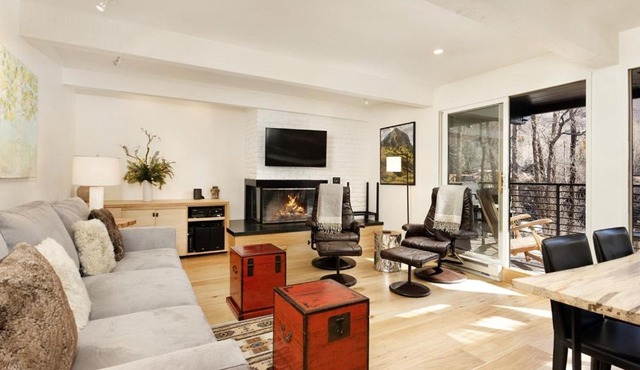Chateau Roaring Fork Unit 25, Contemporary Condo with River Views, Close to Town