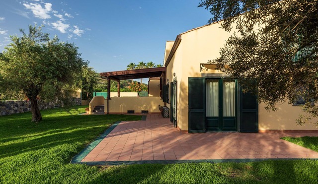 Chateaux Lemon, lush garden, charming pool in the lemongrove, dreamy countryside