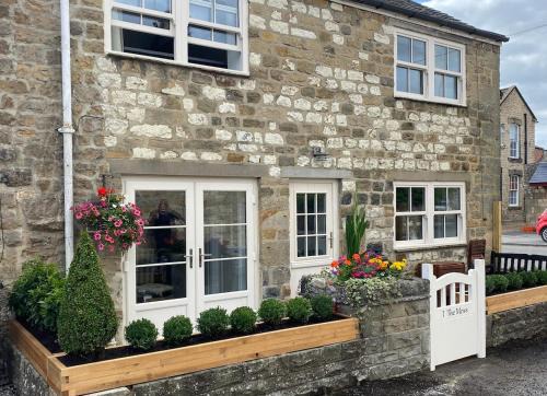 Cheerful 2 Bed Cottage with indoor fireplace
