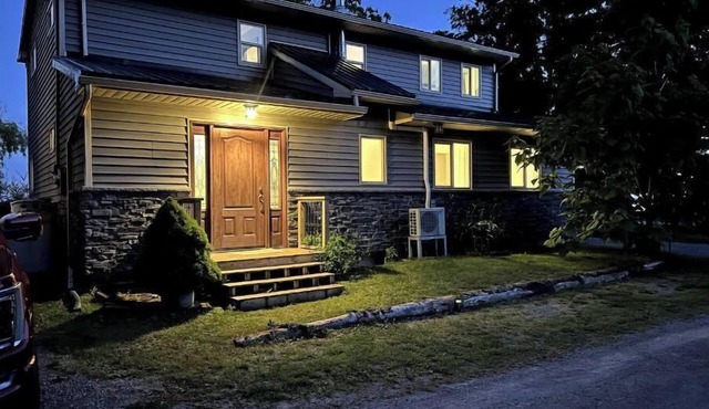 Cheerful 2-bedroom Waterfront Cottage