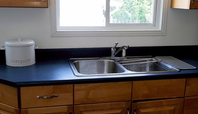Cheerful 2 bedroom downtown house with parking