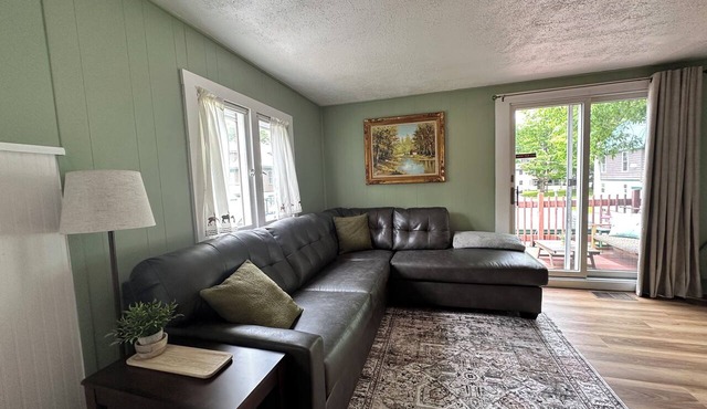 Cheerful 2nd Floor Unit w/balcony