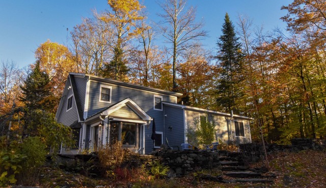 Cheerful 3 bed/2.5 bath home w/hot tub - sleeps 9