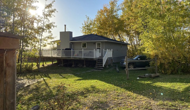 Cheerful 3 Bedroom Cottage with Fireplace.