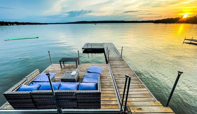 Cheerful 3 bedroom cottage right on the lake!
