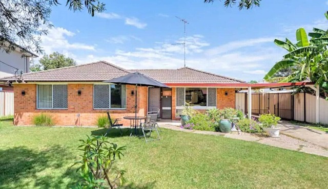 Cheerful 3 bedroom house with free parking