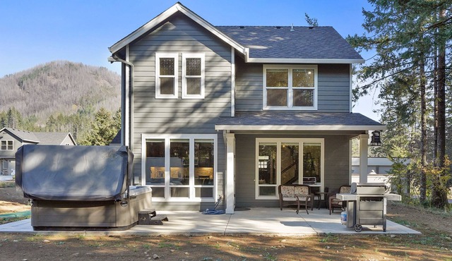 Cheerful 3 bedroom lake home w/ Hot tub