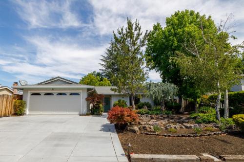 Cheerful 3 bedrooms 2bathrooms Single Family house