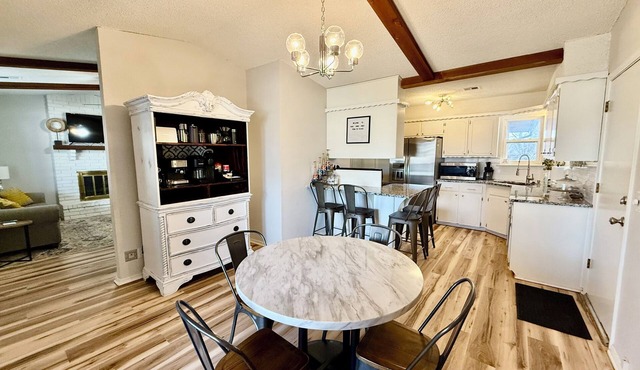 Cheerful 3-br home w/gourmet coffee bar, patio, fenced backyard