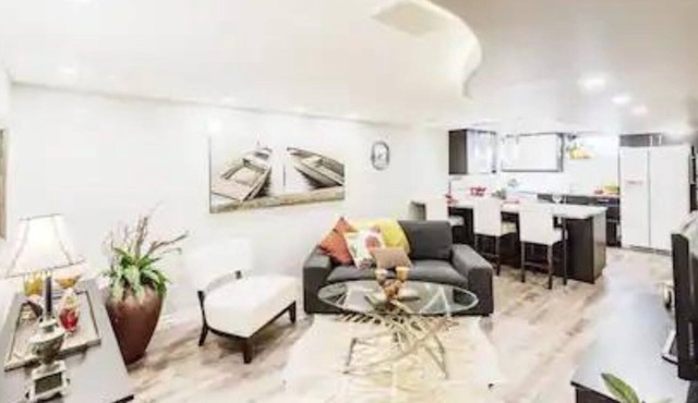 Cheerful 3Bdr 1Bath Suite in North Edmonton