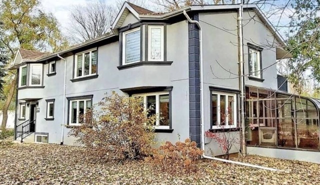 Cheerful 4 Bedroom Cottage w/free Parking & WiFi, on Lake Simcoe
