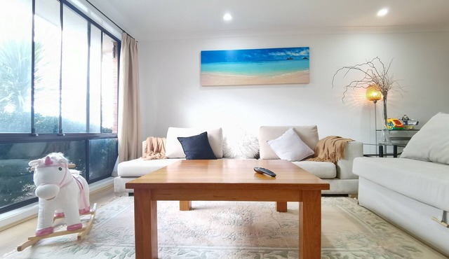 Cheerful 4-bedroom home with natural backyard