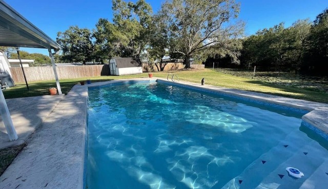 Cheerful 4 bedroom home with heated pool & lake views
