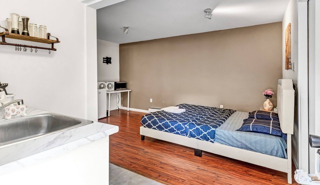 Cheerful 5-bedroom cottage with River access