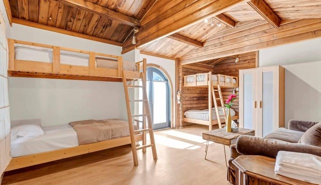 Cheerful 5-bedroom Cottage with River access