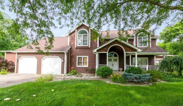 Cheerful 6-Bedroom Villa with fishing pond.