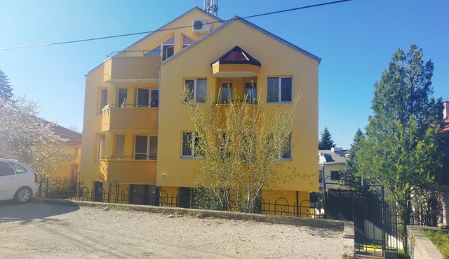 Cheerful 7 bedroomed floor, own kitchen and Bathroom