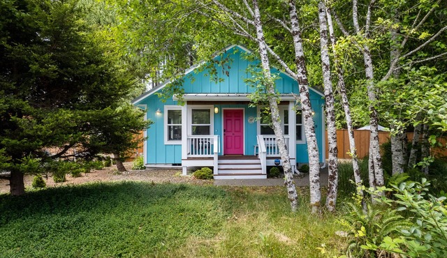 Cheerful coastal cottage w/hot tub - 2 min walk from the beach!