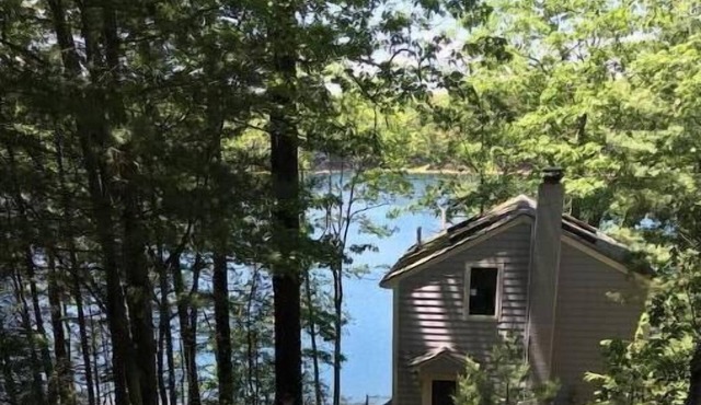 Cheerful lake-front cottage