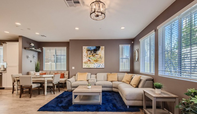 Cheerful+Spacious 3bdrm Kings, Super WiFi, Hot Tub