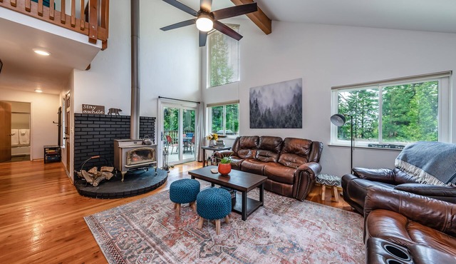 Cheerful, spacious family cabin ready for fun!
