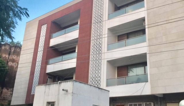 Cheerful, Spacious Private Apt in ★ location