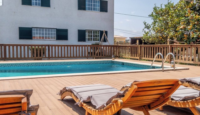Cheerful villa with pool