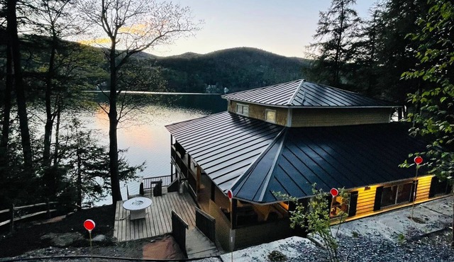Cheerful waterfront 4 bedroom brand new Lake Cottage