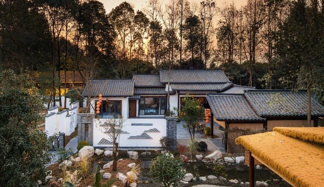 Chengdu Xiaoya Yard Hot Spring Hotel,is just a 20 minute drive from both the Sanxingdui Museum and the Chengdu Panda Base,Enjoy Soaking in natural hot springs,Traditional Chinese afternoon tea,Exquisite fruit platter
