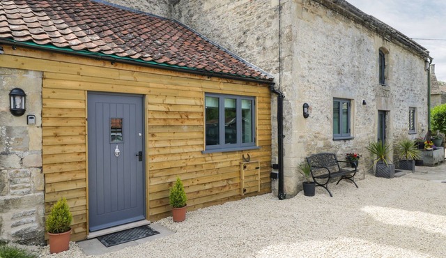 CHEQUERS BARN, pet friendly, character holiday cottage in Corsham