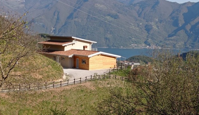 Cherry Blossom - accommodation a stone's throw from Lake Iseo