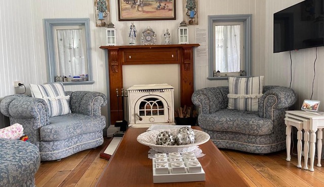Cherry Blossom Cottage-with country charm and spa