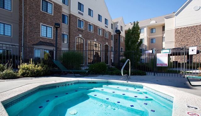 Cherry Creek Suite with Free Breakfast! Pool, Shared Hot Tub + Gym Access