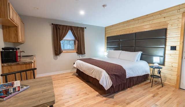 Cherry Lodge: Cozy King Room Escape