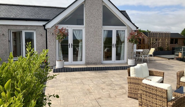 CHERRY TREE COTTAGE, pet friendly, with a garden in Sandhead