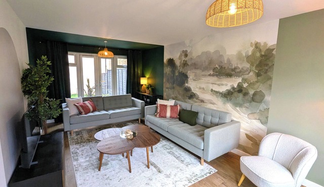 Cherrytrees | Corby | Spacious Stylish Home | Sleeps 9 | Work & Family | Parking