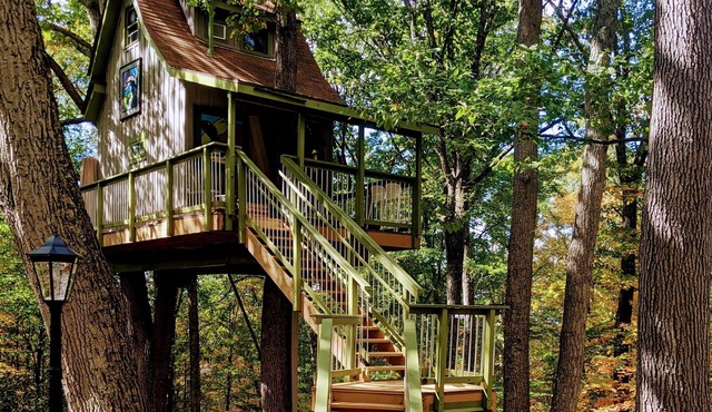 Chestnut Ridge Treehouse. Peaceful remote getaway just minutes from town.