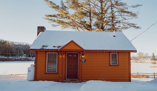 Chestnut Studio #12 - Cozy Lakefront Cabin Retreat