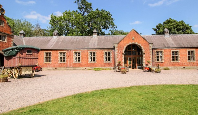 CHETWYND LODGE, pet friendly, with a garden in Great Haywood