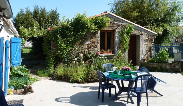 CHEZ GUSTINE* (Ideal for relaxation, heated swimming pool, base for sightseeing)
