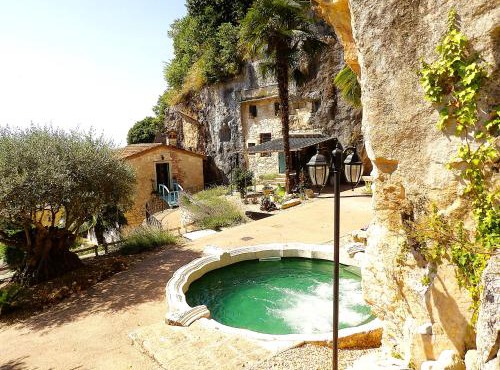 Chez Les Grottes