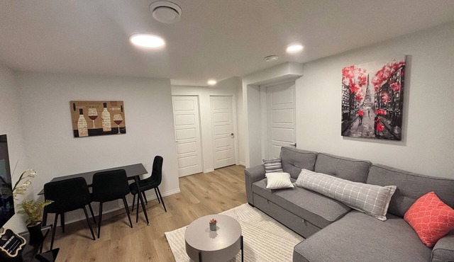 Chezeey’s Home - Refresh, Relax, Work & Unwind - new beautiful basement suite