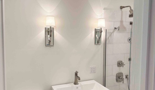 Chic 1-bdrm Corporate Penthouse condo in historic hotel. Lake Michigan views