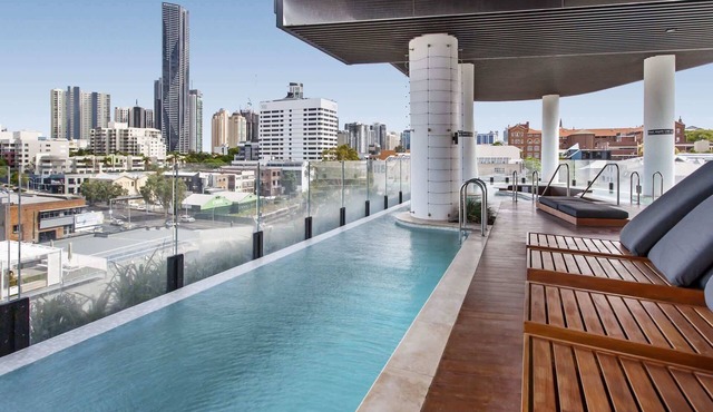 Chic 1-Bed with Parking, Infinity Pool and Gym