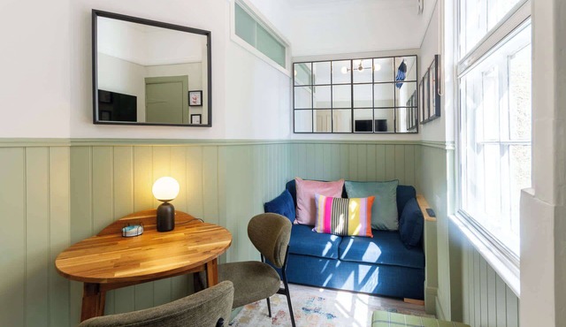 Chic 1BD Flat with Views of Edinburgh Castle