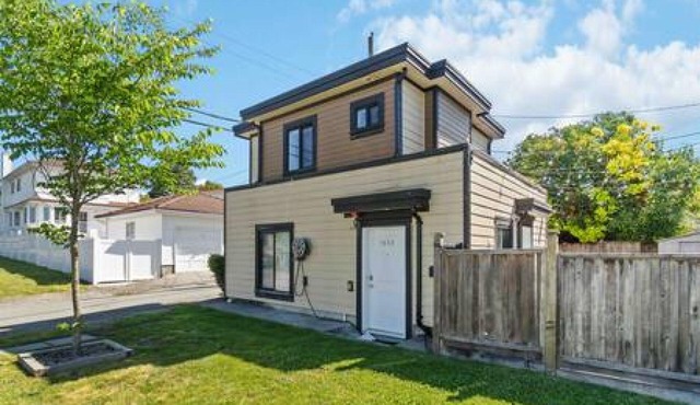 Chic 1BR Laneway Home in South Van