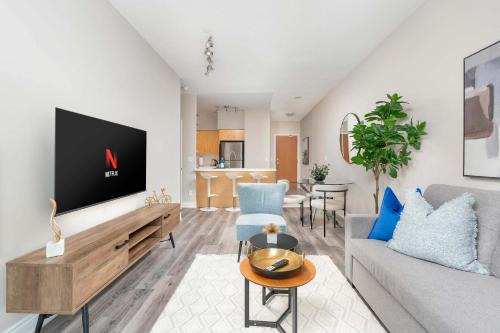 Chic 1BR Patio Suite Scenic CN Tower View