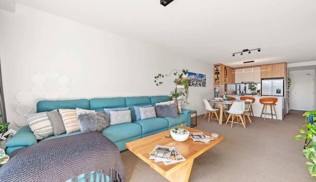 Chic 2 bed/2 bath Apartment with City Views