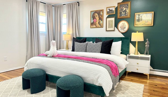 Chic 2-Bed Apt Free Wi-Fi/King Bed/Parking & Mid-Century Charm