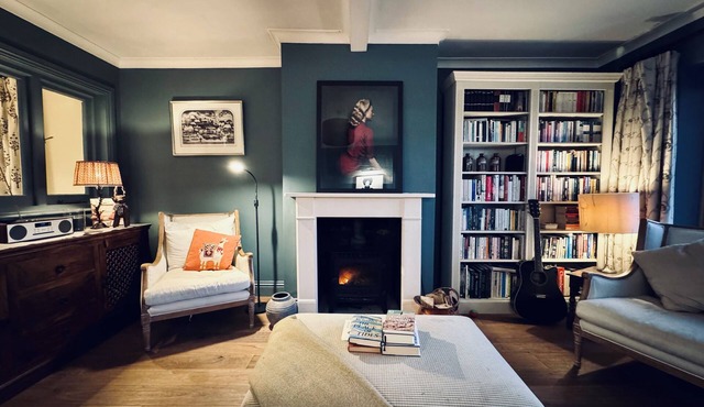 Chic 2-Bed Cottage with an Office, Garden, Parking, Pet-friendly, London 30 min